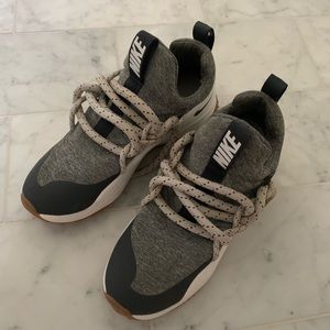 Chunky Lace Nike Sneakers